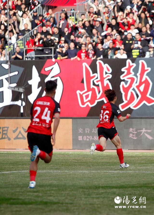 包含伯恩茅斯坐镇主场，开门红迎来首胜的词条